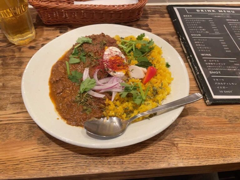 ［下北沢バル セブン］10種のスパイスが効いたチキンカレー