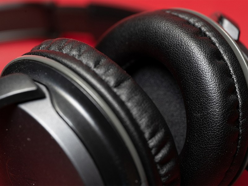 Men who listen to music with headphones - 43755721
